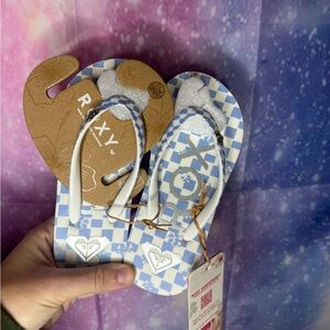 New girls Roxy flip flops